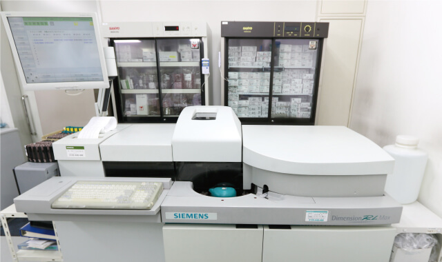 検査室の“生化学検査分析装置”