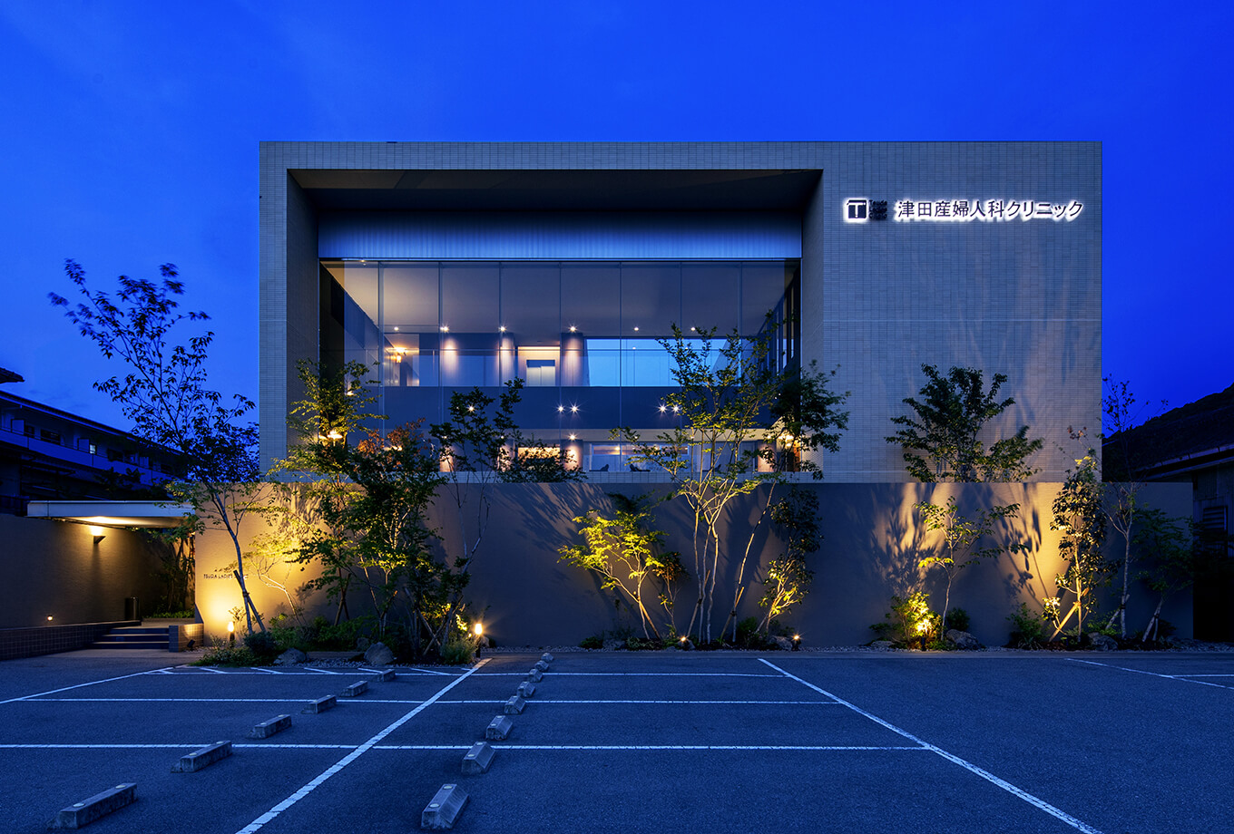 クリニック前に20台の駐車場をご用意。バスやJRの駅からも徒歩圏内です。また、リラックスして受診していただけるよう広々とした落ち着いた空間づくりを徹底しております。