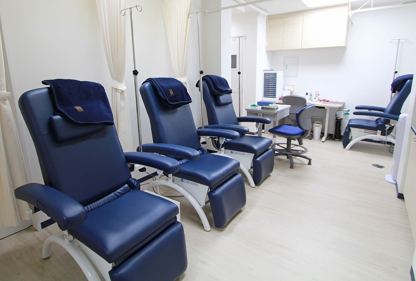 地域の方々の健康を支えることを第一に、安心して治療を受けていただける体制を整えています。当院の設備ではできない精密検査も、連携医療機関と密に連携しておりますので、迅速な対応が可能です。