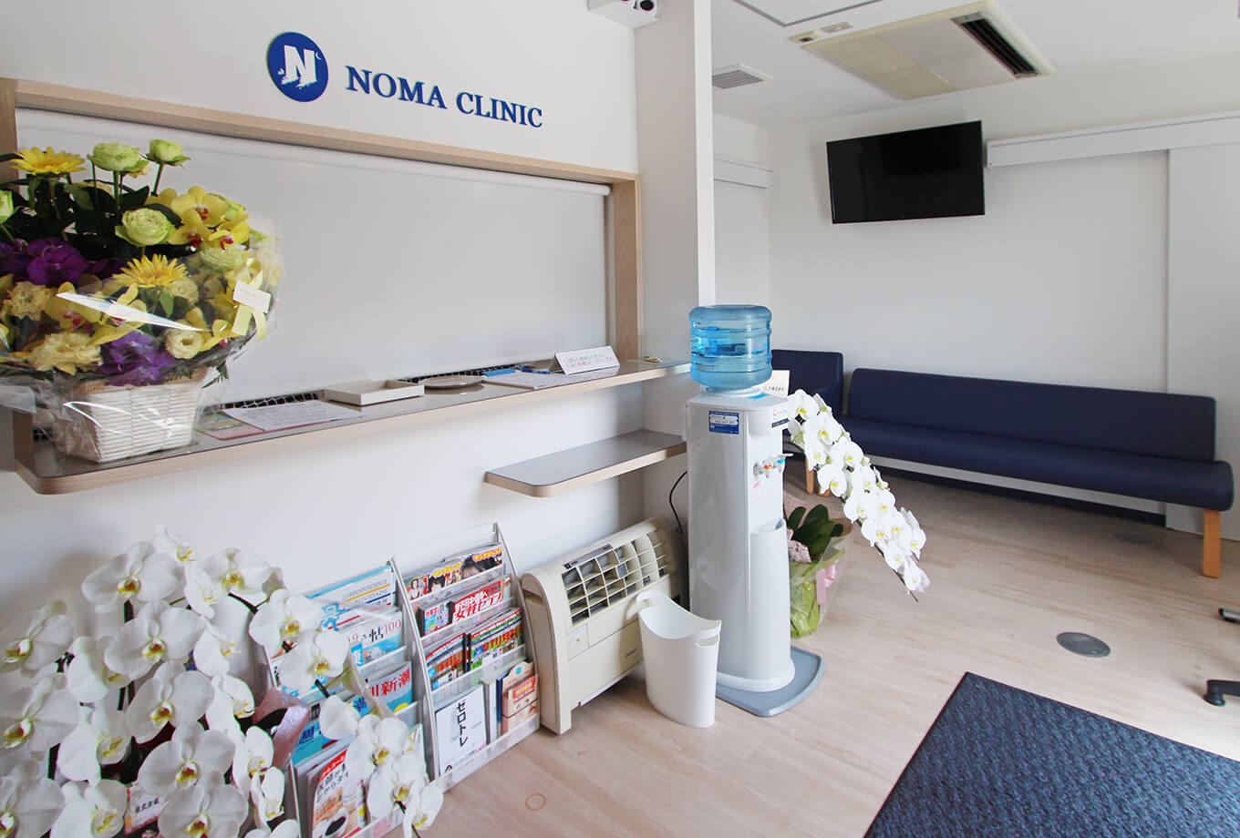 より多くの皆さまに、より便利で快適な空間で医療サービスを提供したい。そんな思いから、2019年にクリニックの改装工事を行いました。ご来院時の急変に対応するためAEDも完備しております。