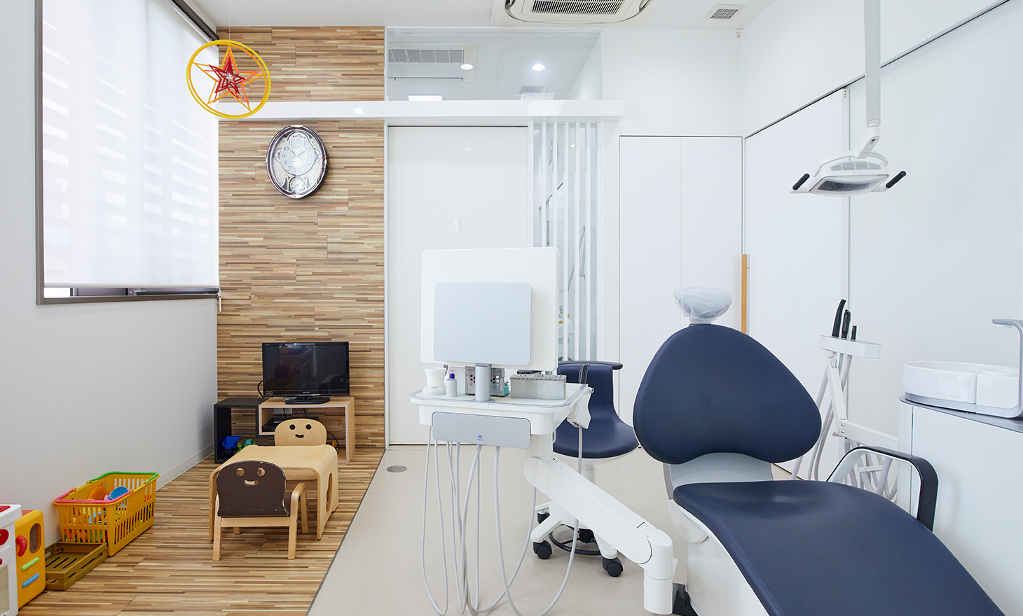 なないろ歯科クリニックでは、診察台は半個室・個室なのでリラックスして治療を受けられます。