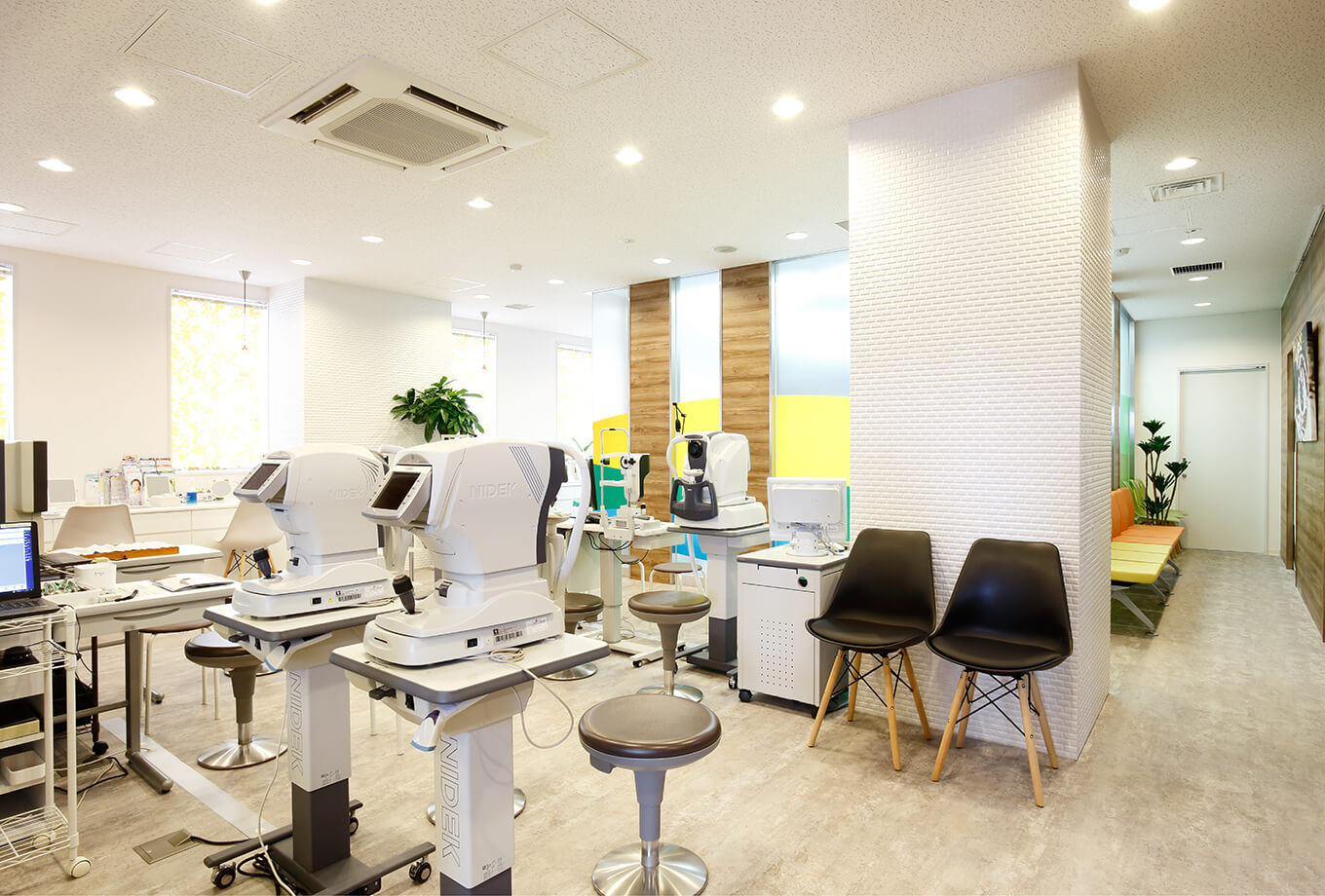 一般眼科診療から様々な日帰り手術まで幅広く診療を行っています。視力低下や目のかゆみ、白内障、緑内障、糖尿病網膜症、網膜静脈閉塞症、加齢黄斑変性など、目についてお困りのことがありましたら何でもご相談ください。