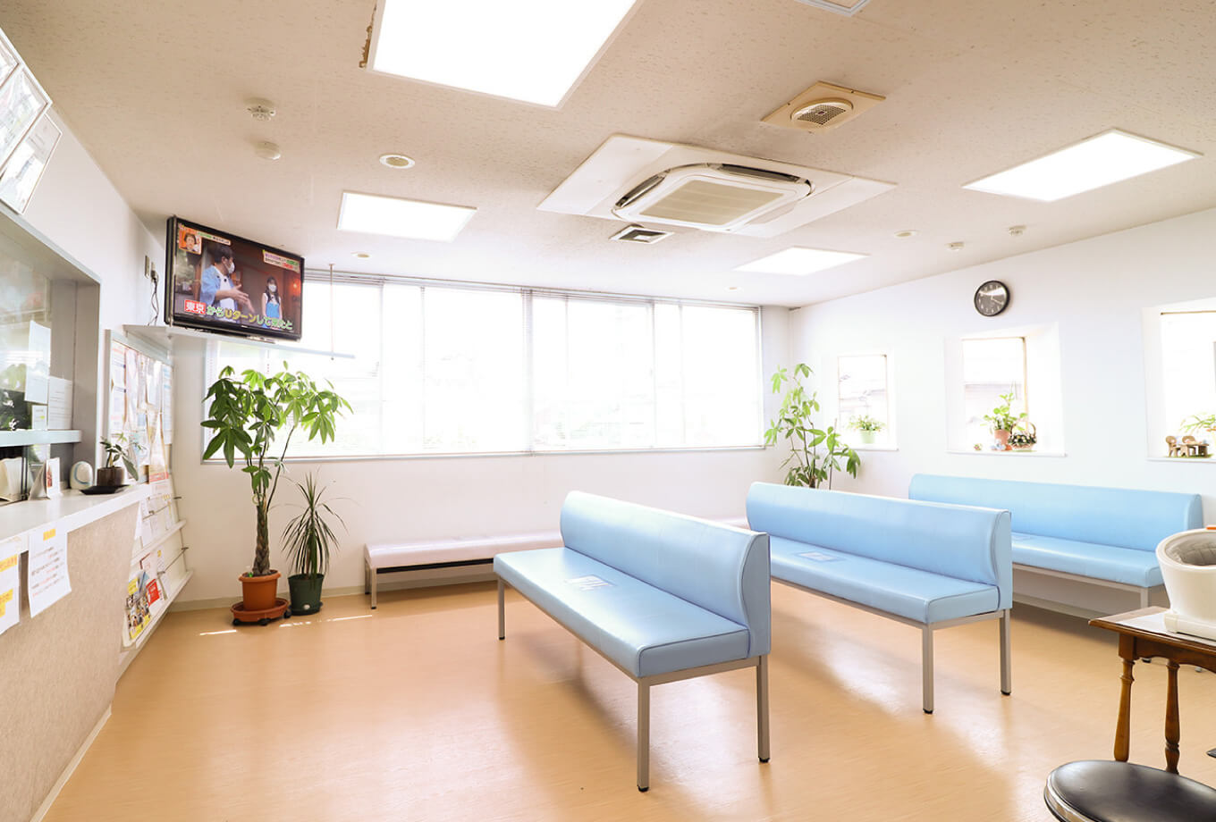 お支払いは「自動精算機」を採用し、待ち時間の短縮とソーシャルディスタンスを確保。また、会計を自動化することで、患者様への目配り・気配りの向上にも注力しています。