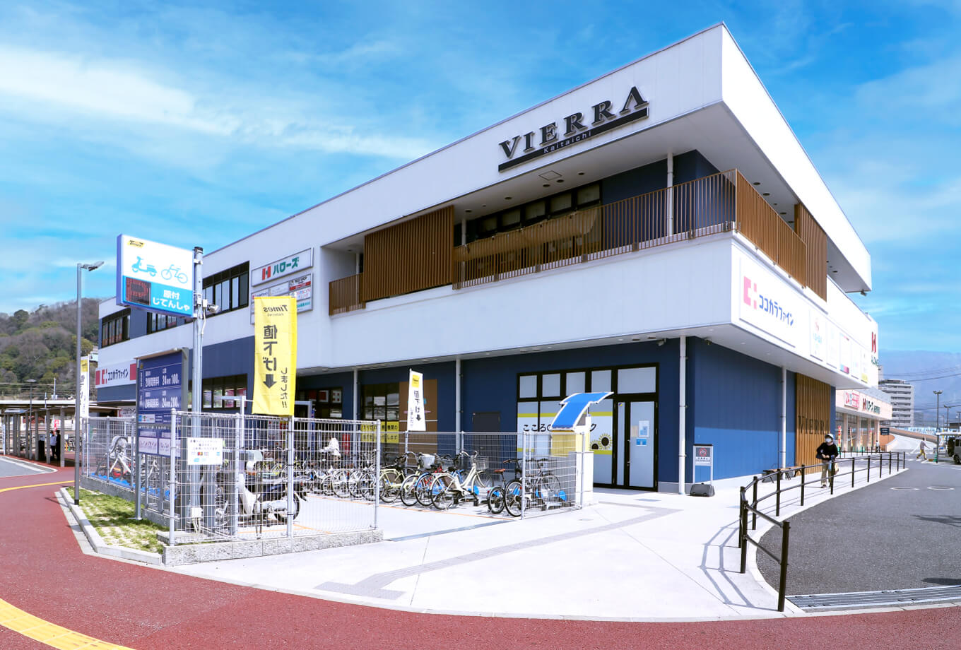 JR海田市駅から徒歩約2分の商業施設内にあり、共用の駐車場・駐輪場完備。同敷地内に調剤薬局、ドラッグストア、スーパーなど生活に密着した店舗が揃っており、病院の前後にあちこち立ち寄る必要がありません。