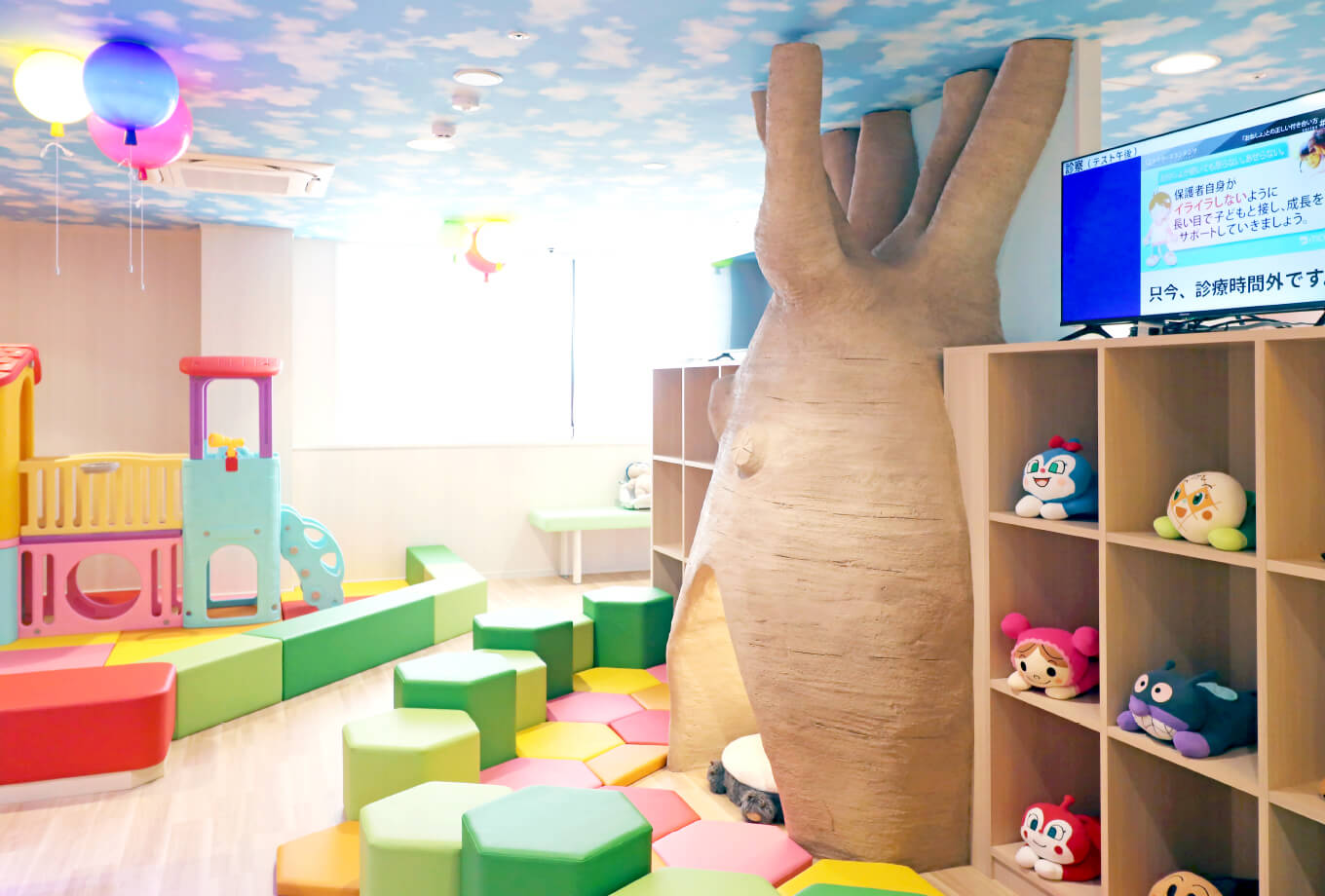 病院嫌いのお子さまでも楽しめるよう、工夫が詰まった待合室兼キッズスペース。