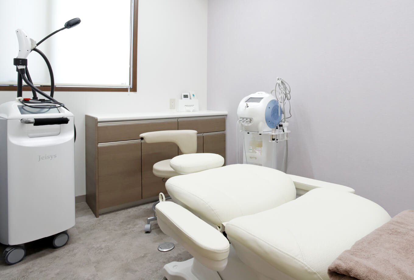 当院では美容皮膚科領域（※自費診療）にも力を入れております。ニキビや肌荒れ、しみ、しわ、くすみ、肌質改善など、お肌のお悩みがありましたらどうぞお気軽にご相談ください。