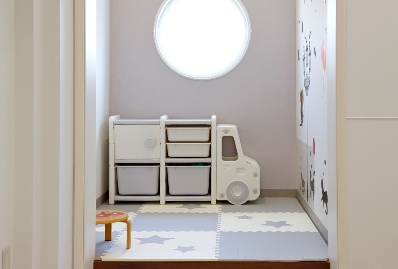 キッズスペース完備。小児皮膚科の受診はもちろん、お子様連れでの一般皮膚科診療もお気軽にご来院ください。