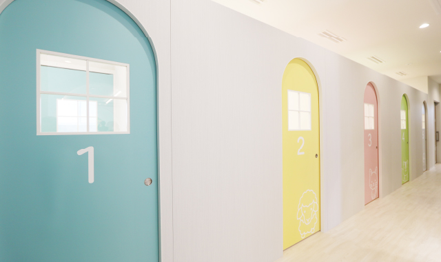 テーマパークのような待合室 + 7つの個室待合